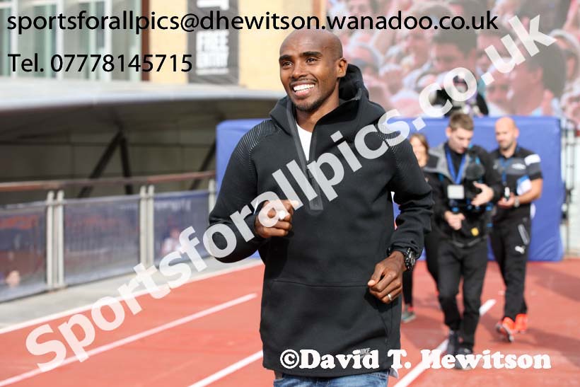 Mo Farah introduced to the crowd at the Great North CityGames. Photos: David T. Hewitson/Sports for All Pics